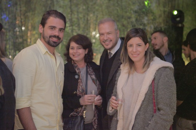 <span>Thiago Giusti, arquiteto da A8; O advogado Gilberto Giusti (Pinheiro Neto Advogado) e sua esposa Elenice Giusti; Marina Albuquerque</span>