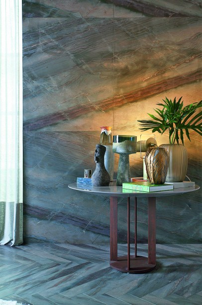 CASACOR São Paulo. Estar Refletido - Sandra Piccioto. A profissional colocou o mármore em evidência ao utilizá-lo como revestimento do piso, em corte escama de peixe, que sobe pela parede, dando continuidade e um toque modernista ao espaço.