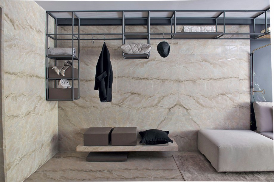No Estúdio do artista,  Sandra Moura lançou mão do mármore para cobrir as paredes e o chão.