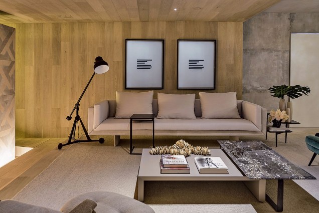 No ambiente da Suite Arquitetos, a <span>madeira de carvalho europeu, da Parket,  reveste pisos e paredes.</span>