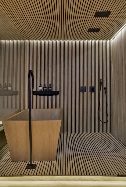 Assinado pela Triplex Arquitetura, o banheiro do Loft do Designer é <span>revestido por ripas de madeira pinus Accoya, modificadas por um processo de acetilação que permite sua aplicação em ambientes molhados.</span>