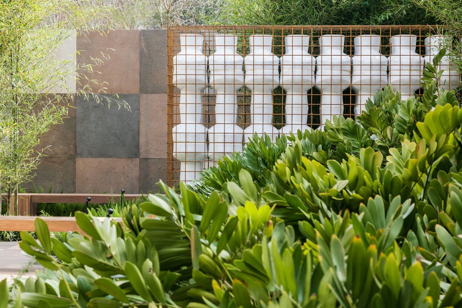 CASACOR São Paulo 2017 - Alex Hanazaki. O paisagista ressignificou os produtos Deca, criando obras de arte a partir de chuveiros, bacias, cubas e torneiras em um jardim de 1000 m².