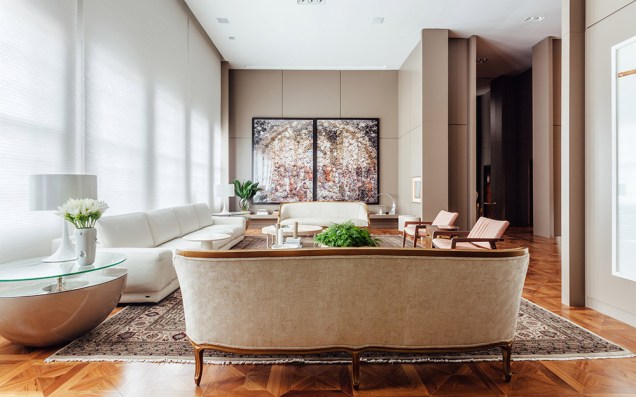 A Sala - Lídia Maciel. Simples e sofisticada, A Sala investe em poucos e bons elementos, como sofá em couro italiano, poltronas de veludo e tapete Tabriz sobre o piso em parquet com desenho Versailles.