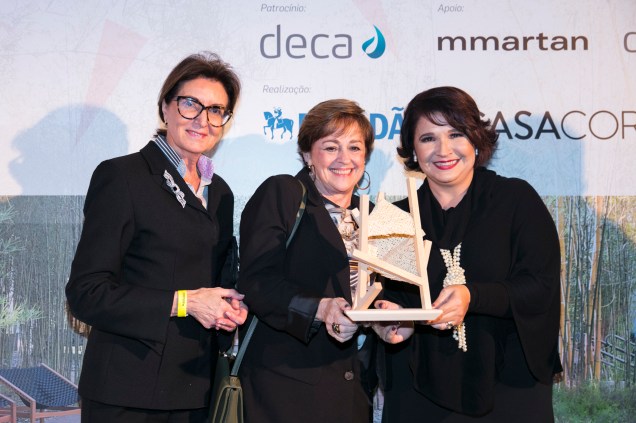 Cristina Ferraz, Diretora de Relacionamento da CASACOR, e as vencedoras da categoria Meu Sonho de Cozinha,  Yara Cianci e Pat Varago.