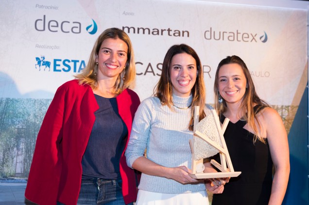 Flavia Pardini, gerente de promoção e publicidade da DECA, com as vencedoras da categoria Meu Sonho de Quarto, Fabiana Silveira e Patricia de Palma, do SP Estúdio.