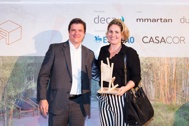 Fabio Gallo, diretor de Operações do Grupo Abril, e a vencedora da categoria técnica Melhor Espaço Comercial, Marília Pellegrini.