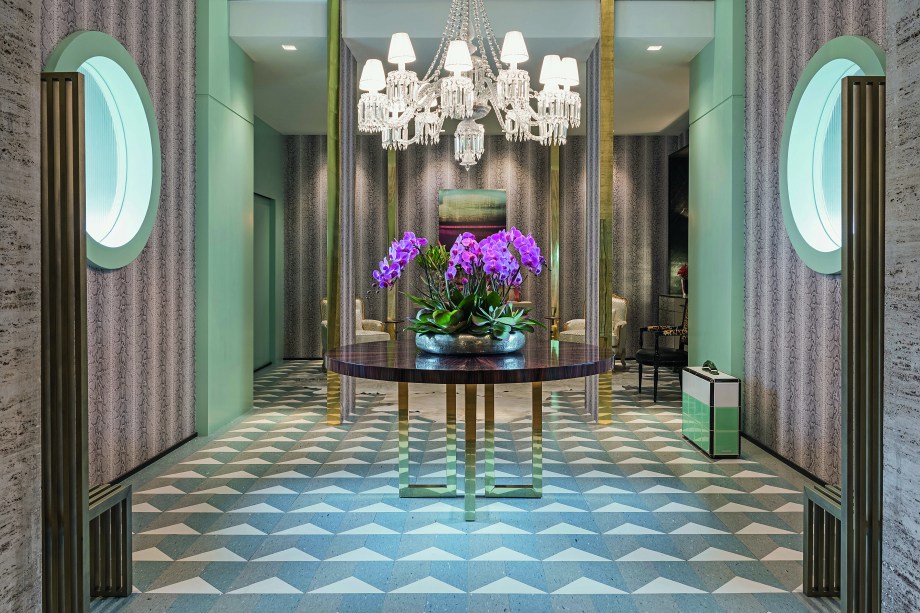 No Lounge dos Lofts, projetado por Maurício Karam, a cor se apresenta sutilmente através do papel de parede.