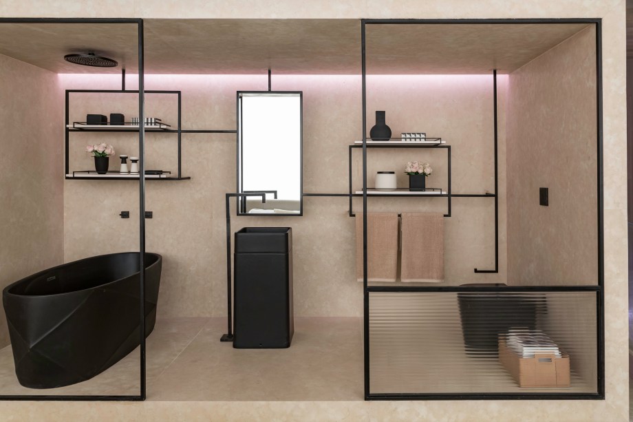 Com estética clean, o Loft Romanov, criado por Carolina Mauro, Daniela Frugiuele e Filipe Troncon, da Suite Arquitetos, deixa tudo a mostra no banheiro inserido em seu espaço.