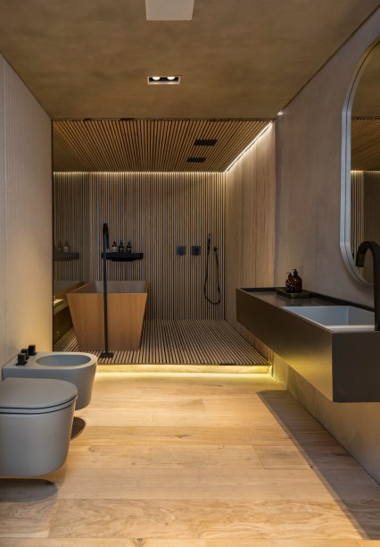 No banheiro criado pela Triplex Arquitetura (Loft do Designer), a madeira que vai do chão ao teto, também está presente na banheira e é a responsável pelo clima de aconchego por lá.