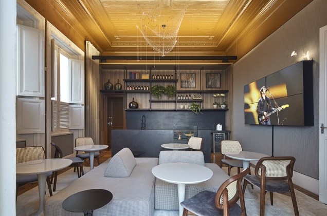 CASACOR Minas Gerais 2017. <span>Plataforma 8 Café - CLS Arquitetura. O sofá com estampa pied-de-poule é o centro das atenções que é somado à bela luminária Rede, de Ingo Maurer.</span>