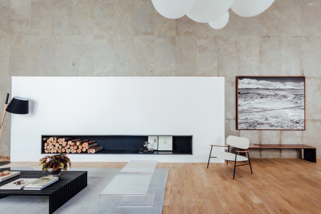 Home Office, por Ana Hnszel e Marcelo Polido: o casamento entre a madeira e o concreto, neste ambiente, causou o impacto desejado: refletir suntuosidade e glamour ao espaço de trabalho caseiro.