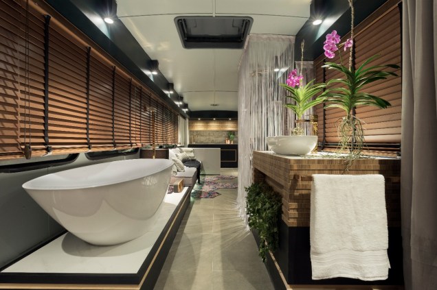 Loft Itinerante - Caio Prates. O projeto é pautado pela versatilidade e inclui vários ambientes, com sala de estar e TV integradas, quarto e cozinha. A área de banho ganha uma confortável banheira e um lavabo de apoio.