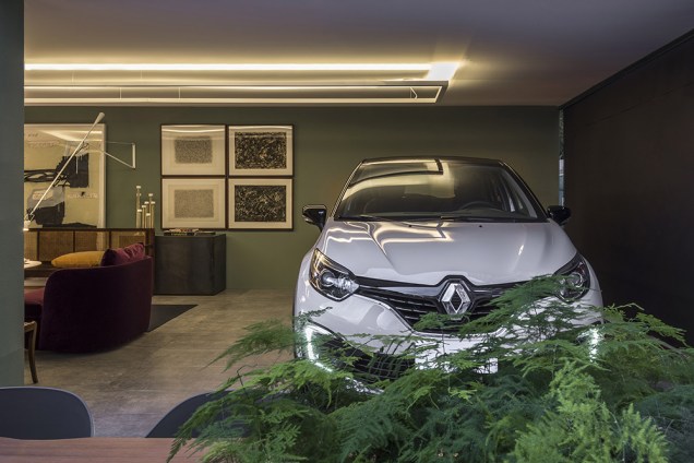 Garagem Renault - Nara Cunha. O volume arquitetônico simples da garagem é sofisticado e inspirador, assim como o novo Renault Captur, exibido com destaque na sala do colecionador de arte.