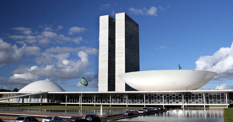 4mai2012---niemeyer-projetou-o-congresso-nacional-em-1958-durante-a-construcao-de-brasilia-1336164683760_956x500