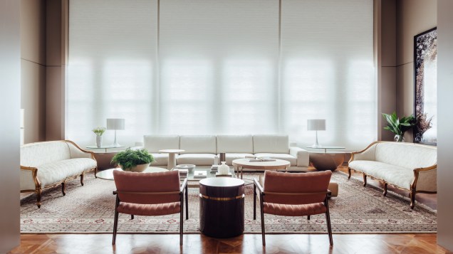 2017: A Sala - Lídia Maciel. Simples e sofisticada, A Sala investe em poucos e bons elementos, como sofá em couro italiano, poltronas de veludo e tapete Tabriz sobre o piso em parquet com desenho Versailles.