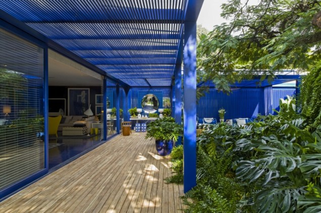 Neste projeto marcado pelo azul, Migotto equilibrou todo o frescor da cor com o verde do entorno.