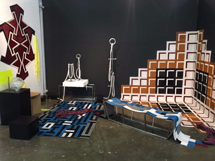<strong>Murilo Weitz: </strong>Em 2017, o designer Murilo Weitz traz para a MADE a coleção IDENTIDADE.1. Com seus tapetes geométricos característicos, o profissional ambientou suas peças em uma composição incomum.