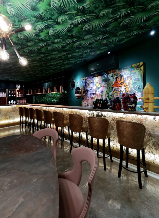 Lounge Bar - Rafael Amaral Tenório e Fran Menegotto. O local é um espaço que promove experiências. O estilo rústico, com elementos que remetem ao tribal, além do grafismo no teto fazem o Pub um ambiente exótico, tropical e inesperado.