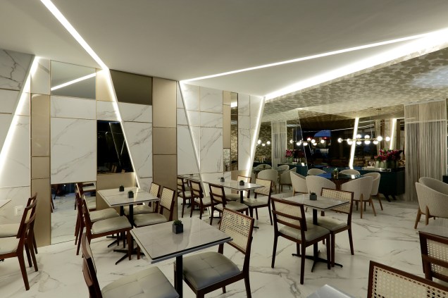 Restaurante Toscana Concept - Fernanda Antunes e Milena Sotero. As composições geométricas e a iluminação, feita por fitas de LED em diagonais, conferem dinamismo e elegância ao Restaurante.