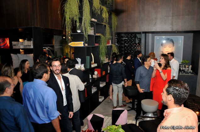 Convidados visitando o Loft do Jovem Cosmopolita concebido pelo designer Matheus Bulhões