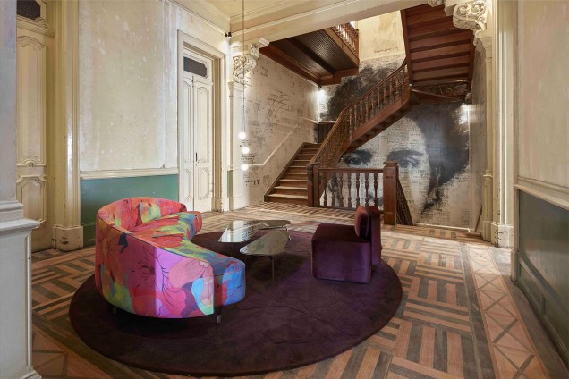 <span>No segundo andar do <strong>Hall Central/Escadaria</strong>, de Lena Pinheiro, o sofá com estampa floral rouba a cena.</span>