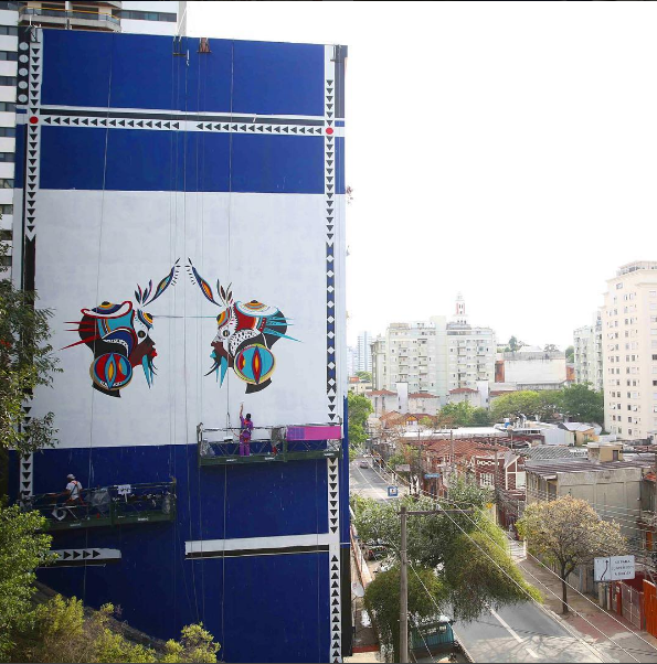 <span>Tainá Lima, mais conhecida como a grafiteira Criola é de Belo Horizonte, MG. Ela usa seus grafites como forma de expressar a ancestralidade africana e como manifestação do poder feminino.</span>