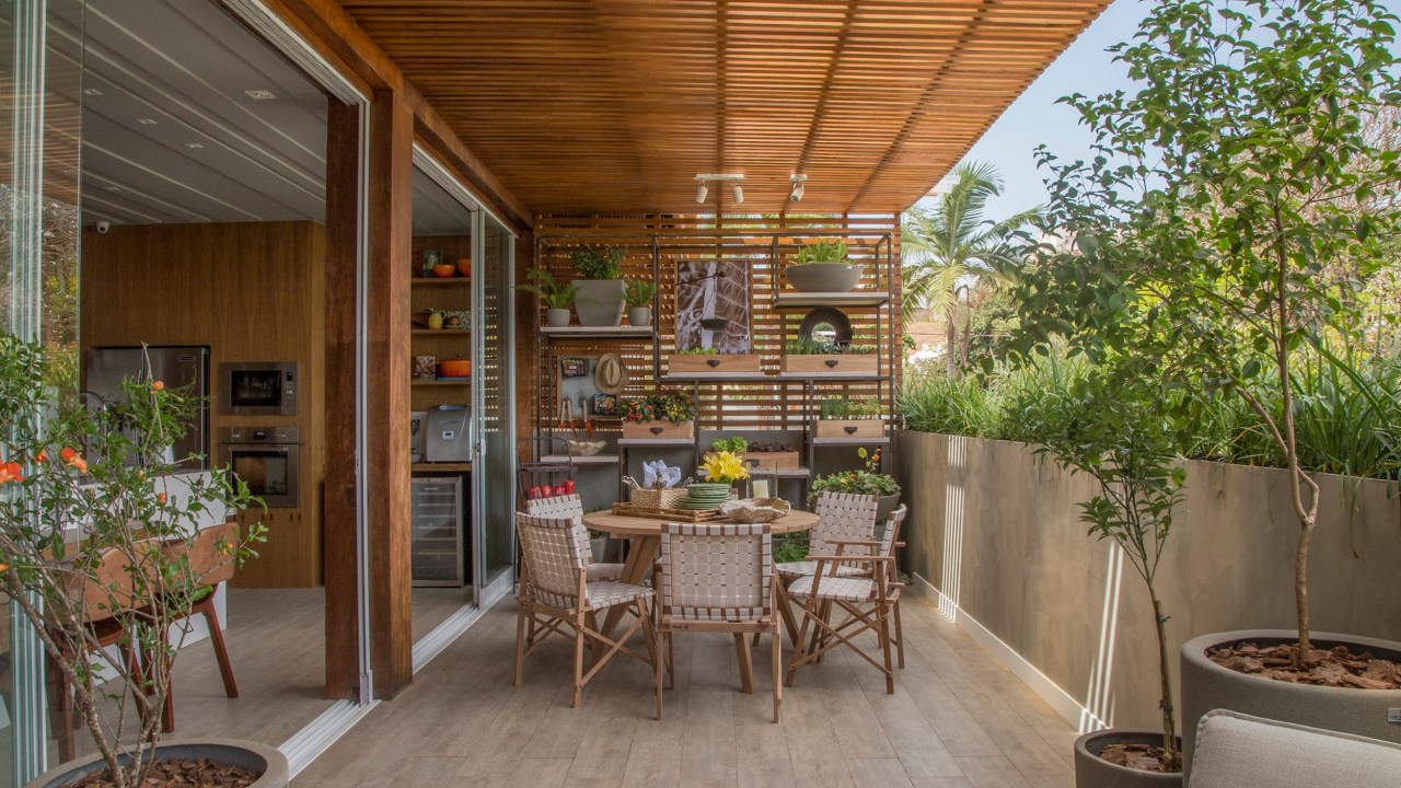 espaço receber da chef de cozinha casacor franca jardim vertical painel de madeira