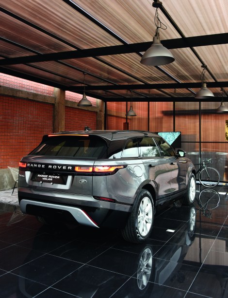 GARAJE VELAR - ARTURO TORRES E JOSÉ ZAPATA. Textura de pedras e geometrismos se encontram com as paisagens digitalizadas do Peru, conectando natureza, modernidade e tecnologia. A combinação representa o conceito do novo modelo Range Rover Velar, da inglesa Land Rover.