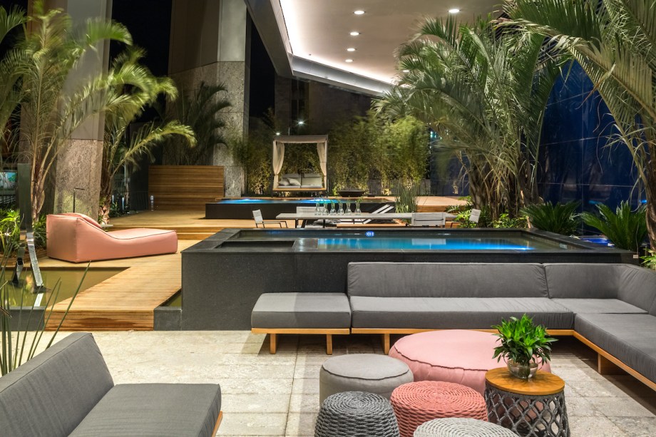 CASACOR Rio de Janeiro. Pool Garden - Karyne Lima e Guiherme Portugal. Para emoldurar a piscina e criar um espaço relaxante, os profissionais escolheram uma vegetação tropical.