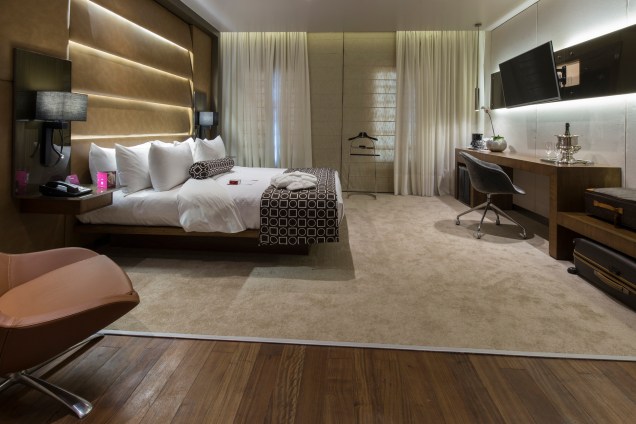 Suite Crowne. A suíte do Hotel Crowne Plaza resgata a elegância e o conforto, com recursos de iluminação e materiais cálidos, intercalando telas, couros e madeira na tonalidade natural.