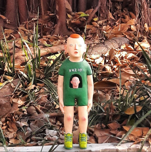 <span>Os artistas Guilherme Neumann e Lara Alcantara vivem em São José dos Campos, São Paulo. Eles criam e fabricam bonecos de madeira, resina, tecido, cerâmica e cera para inspirar a criatividade singela.</span>