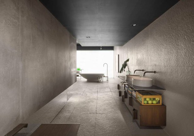 CASACOR Brasília: Sala de Banho - Priscila Gabriel. O minimalismo é bem representado no ambiente de 78m² e o cimento é um dos poucos materiais utilizados. Repare ainda na bancada slim, que apoia as cubas e é complementada pelo móvel em madeira. Tudo valoriza a experiência do banho de forma sensorial e natural.