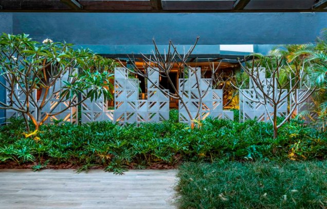 CASACOR Brasília 2017 - Jardim do Chef - Marina Pimentel. Peças ornamentais geométricas formam esculturas no jardim. Ele traz intencionalmente uma vegetação pouco densa, para mais leveza nestes 130m².