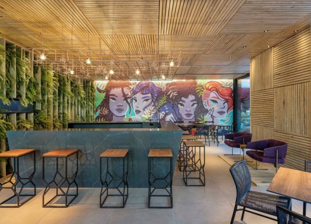 CASACOR Brasília. <span>Pizza Bar – Studio Gontijo Arquitetura e Interiores. Criado por mulheres para uma chef, Narciza Leão, chama a atenção inicialmente pelo grafite da artista brasiliense Camila Siren. </span>