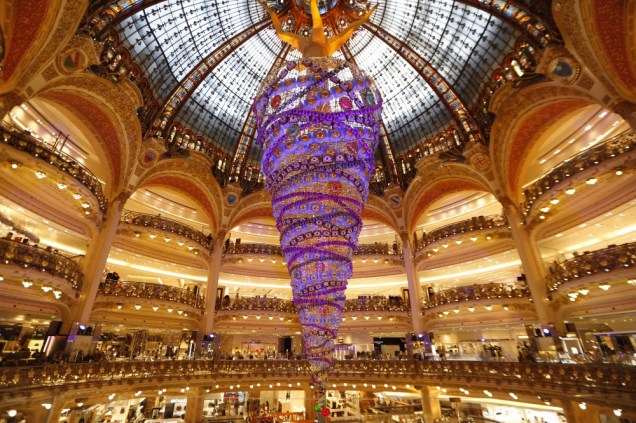 Árvore de Natal invertida com 25 m de comprimento na Galeria Lafayette, em Paris, no ano de 2014.