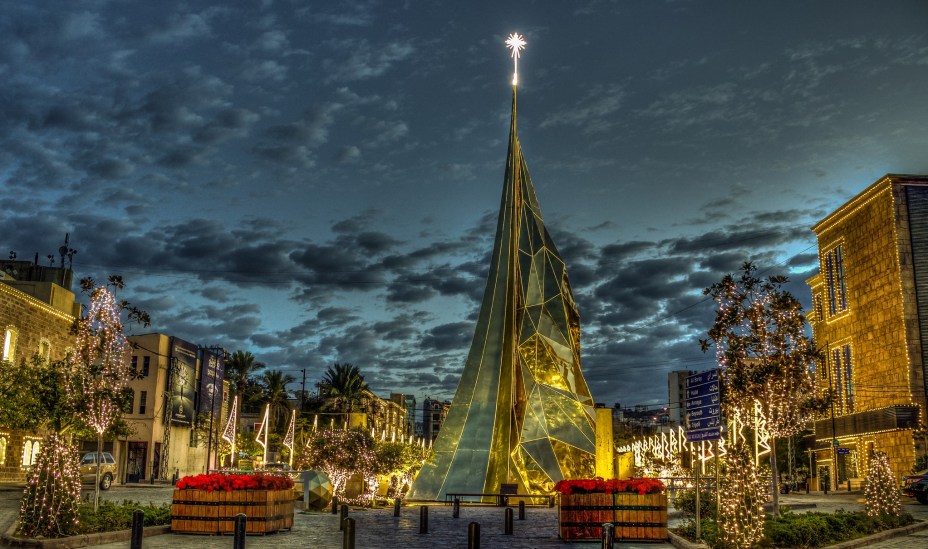 Árvore de Natal de 2015 no Líbano. Com 35m de altura, ela estava localizada no porto histórico.