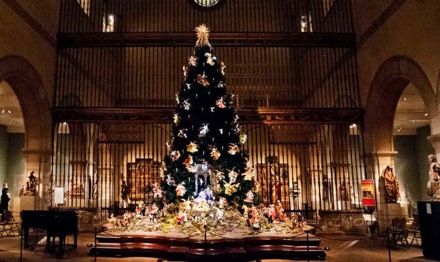 Árvore de Natal com decoração barroca, no Metropolitan Museum of Art, em Nova Iorque.