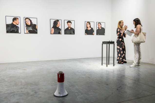 A galeria da Cidade do México, Arredondo \ Arozarena, apresenta a instalação fotográfica "Reticence" e a performance “Sigilo Murmullo” de Israel Martinez.