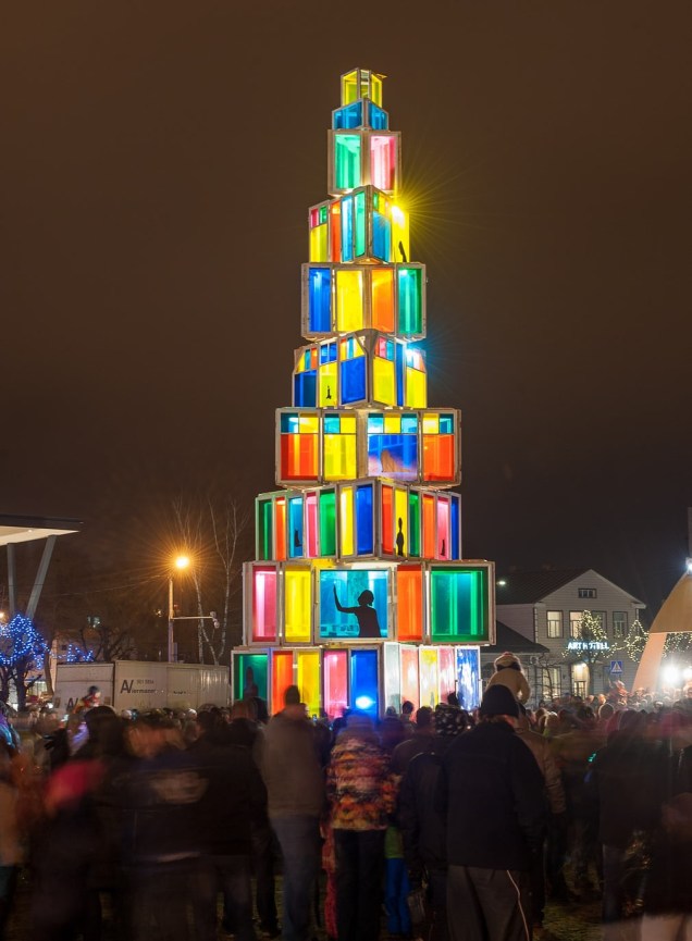Árvore de Natal de 2015 em Rakvere, na Estônia. Ela era feita com vidros emoldurados e iluminados.