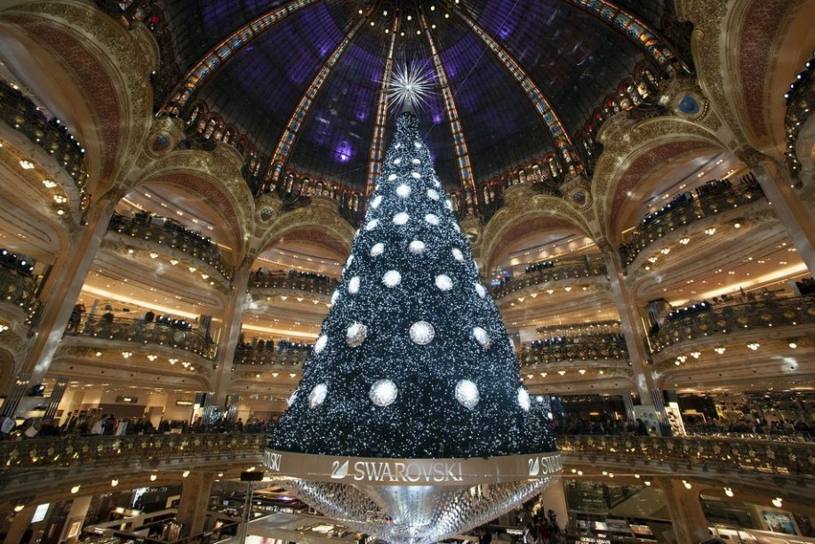 Árvore de Natal de 2012 da Galeria Lafayette, em Paris. Essa árvore possuía 21 m de altura e era decorada com 5000 cristais Swarovski.