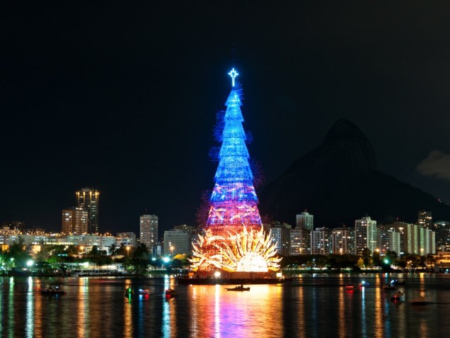 Árvore de Natal de 2014 no Rio de Janeiro. Essa é a maior árvore de Natal flutuante do mundo, com 85 m de altura.