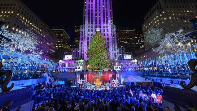 Tradicional árvore de Natal do Rockefeller Center, em Nova Iorque. Em 2017, a árvore tem mais de 23 m de altura e 10 toneladas!