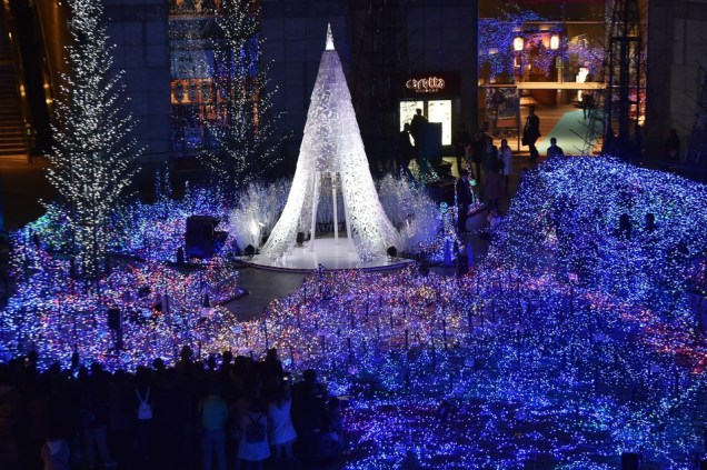 Árvore de Natal de 2015 em Tóquio. Ao final do ano, uma instalação com 270,000 luzes LED é montada para celebrar as festas.
