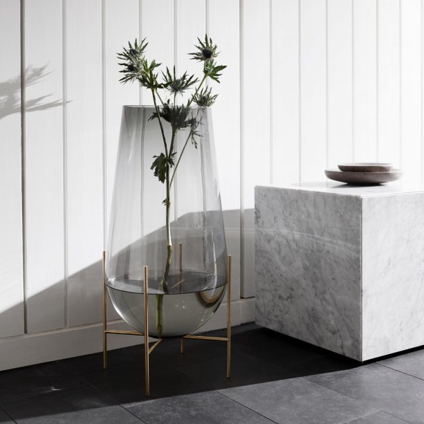 Menu. A marca dinamarquesa irá apresentar, na Maison, novas peças para sua coleção de móveis e acessórios baseados no conceito minimalista. Os lançamentos incluem espelhos, vasos e relógios.
