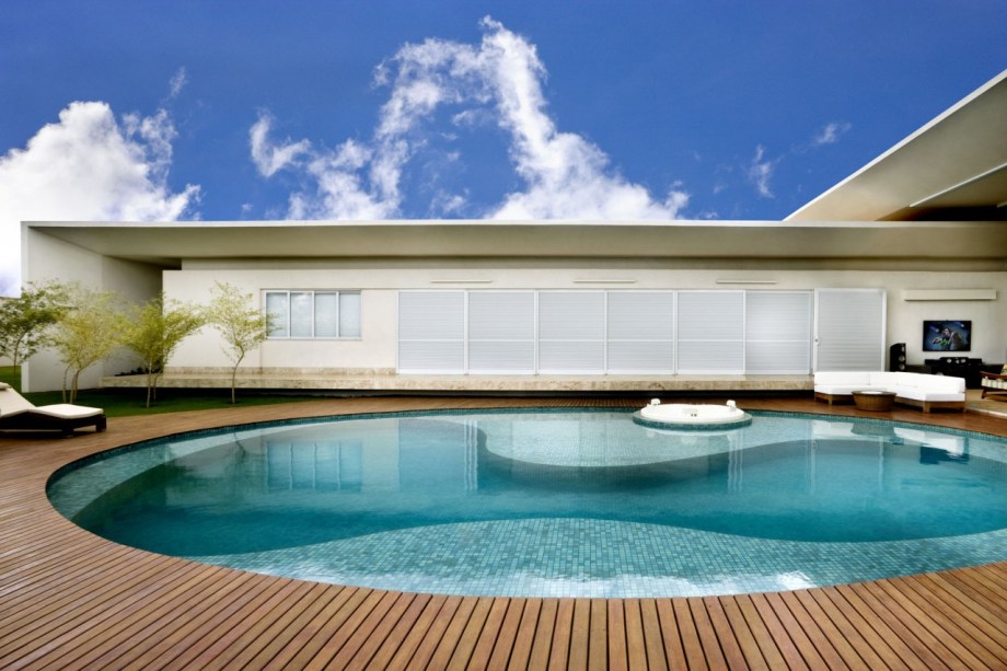Leo Romano - Casa Paes Leme. A piscina arredondada abriga também um spa. Seu contorno, com linhas curvas e abstratas, é mais raso, criando uma área de descanso.