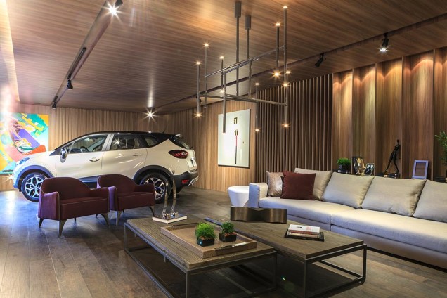 CASACOR Paraná 2017. Garagem Renault - Margit Soares. O piso de madeira completa o contraste de tramas e padrões dos outros revestimentos do espaço.