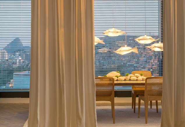 CASACOR Rio de Janeiro 2017. Spa Deca - Paola Ribeiro. À esquerda, sobre a mesa de jantar, luminárias de papel instaladas em diversas alturas compõem com leveza o décor.