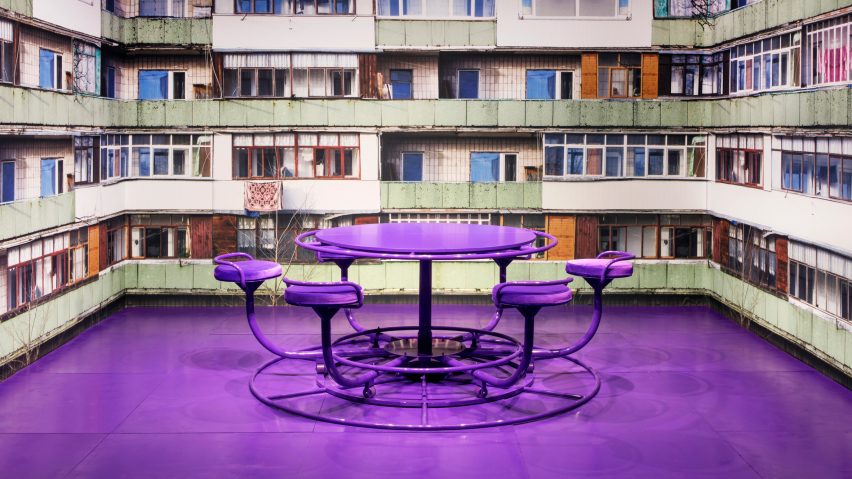 O designer russo Harry Nuriev apresentou uma brilhante mesa de jantar roxa com assentos que giram em torno dele como um brinquedo de playground. O papel de parede que reveste o estande foi impresso com imagens do bairro onde ele cresceu, ligando-se ao tema da infância.