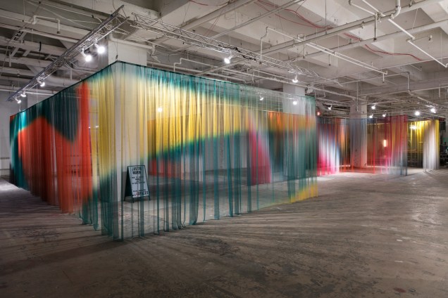 Uma das maiores e mais impactantes instalações do evento deste ano, foi uma série de cortinas translúcidas de Justin Morin, dispostas em linhas perpendiculares para criar corredores no meio. Cada uma das cortinas é modelada com gradientes coloridos.