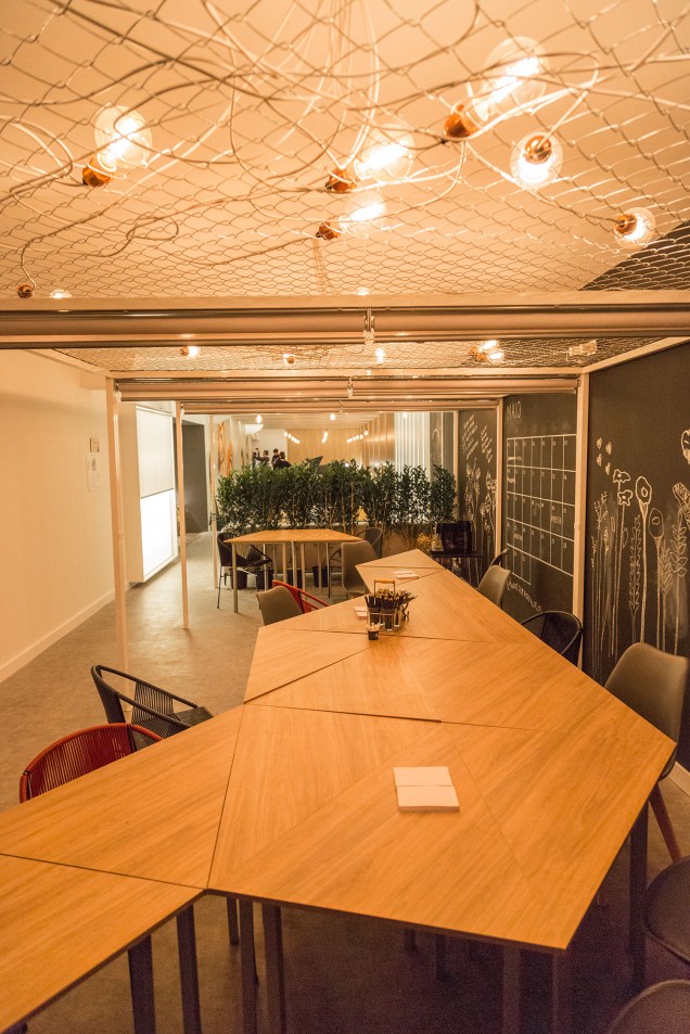 Café do Saber – Equipe Sopro e L2F ArquiteturaLED e marcenaria se unem no projeto. O destaque dado pelos profissionais é o ripado feito com fitas de LED.